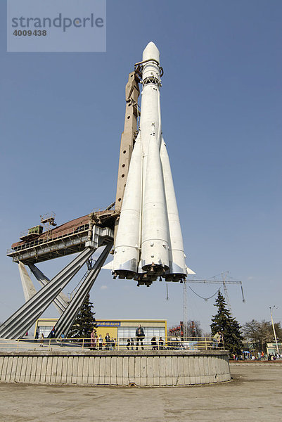 Modell der Wostok-Rakete  mit der Juri Gagarin als erster Mensch in den Weltall flog  Allrussisches Ausstellungszentrum  Moskau  Russland