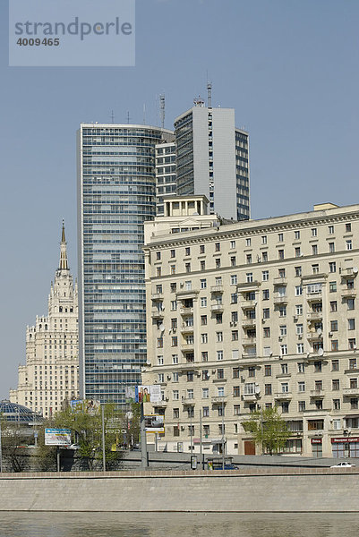 Drei Gebäude in verschiedenen Baustilen  Moskau  Russland