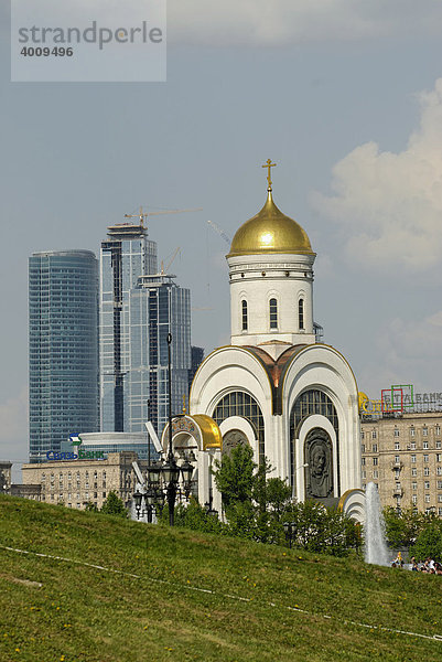 Die russisch-orthodoxe Kirche St. Georg und moderne Häuser  Moskau  Russland