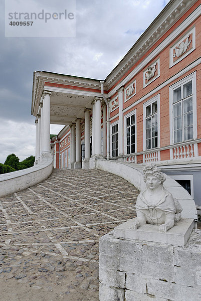 Haupteingang des Großen Palastes auf dem Kuskowo-Anwesen  Sommerresidenz der Scheremetew-Familie  Moskau  Russland