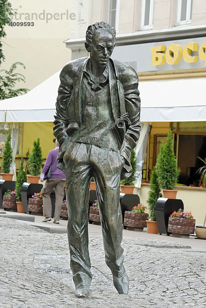 Bronzestatue des berühmten russischen Dichters Bulat Okudschawa  Moskau  Russland