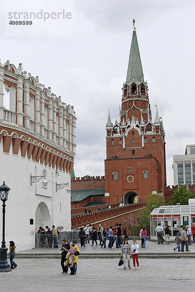 Kutafja-Turm und Troizkaja-Turm  Kreml  Moskau  Russland
