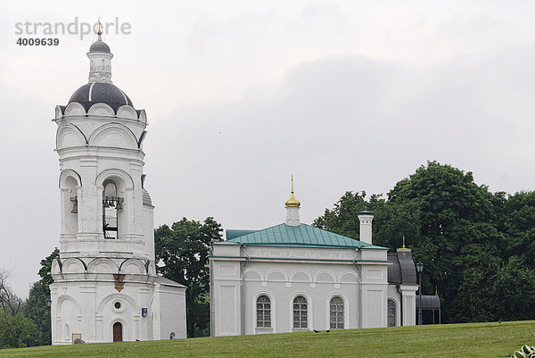 Russisch-orthodoxe Kirche und St. Georg Glockenturm in Kolomenskoje  Moskau  Russland