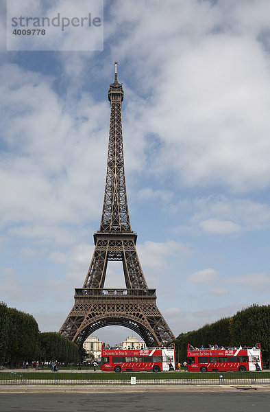 Eiffelturm vor blauen Wolkenhimmel mit zwei roten Bussen  Paris  Frankreich  Europa