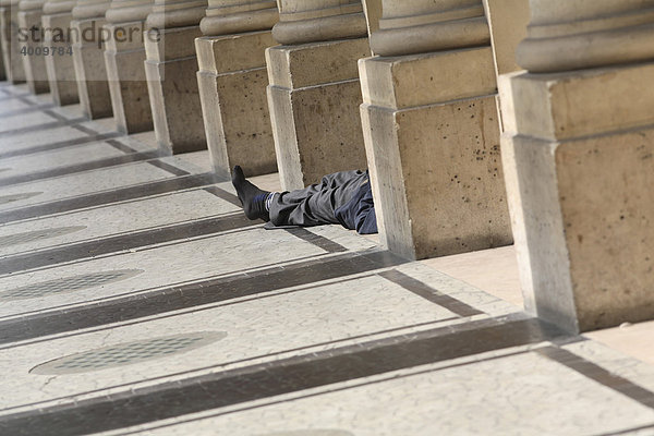 Obdachloser liegt zwischen Säulen  Palais Royale  Paris  Frankreich  Europa