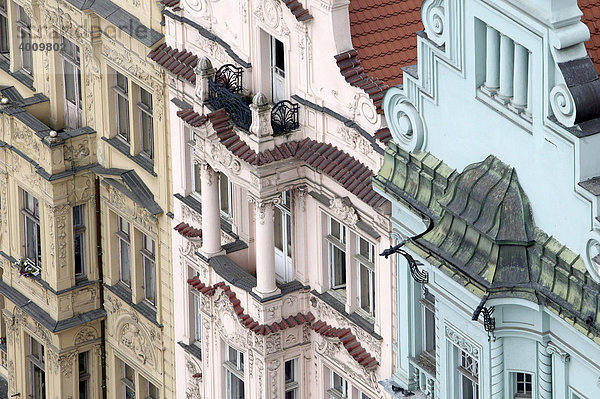 Blick von der Bartholomäuskirche auf die Fassaden der Häuser im Renaissance-Stil am Platz der Republik in Pilsen  Plzen  Böhmen  Tschechien  Europa Hausfassaden