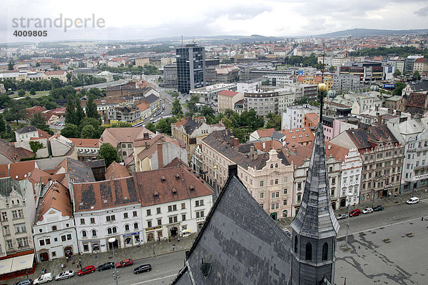 Blick von der Bartholomäuskirche auf die historische Altstadt und den Platz der Republik in Pilsen  Plzen  Böhmen  Tschechien  Europa