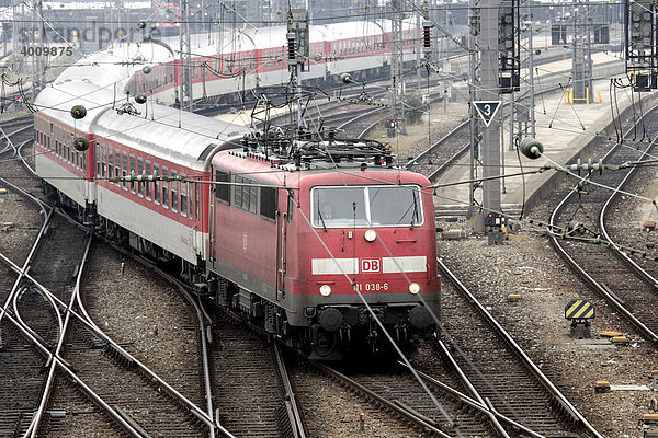 Elektrolok der Deutschen Bahn AG auf der Gleisanlage beim Hauptbahnhof München in München  Bayern  Deutschland  Europa