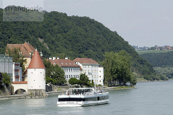 Blick auf den Pulverturm  oder auch Schaiblingsturm  und ein Ausflugsschiff auf dem Inn in Passau  Bayern  Deutschland  Europa