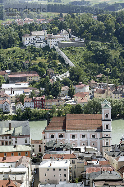 Blick auf die Wallfahrtskirche Mariahilf auf dem Mariahilfberg und die ehemalige Jesuitenkirche Sankt Michael in Passau  Bayern  Deutschland  Europa