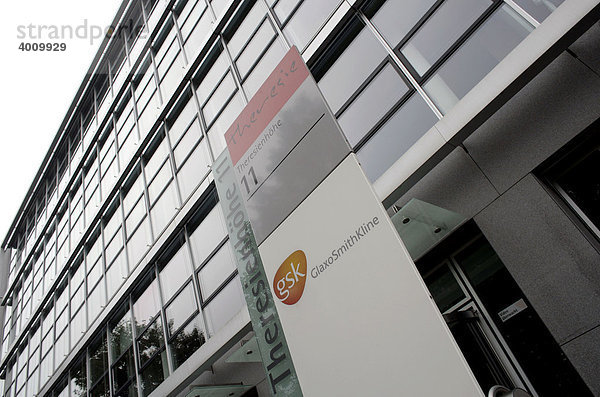 Außenansicht mit Logo der Deutschland-Zentrale Pharma des Pharmaunternehmens GSK  GlaxoSmithKline GmbH in München  Bayern  Deutschland  Europa