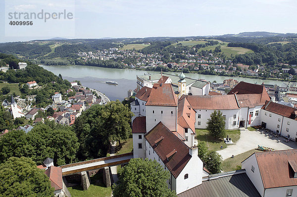 Blick auf die Veste Oberhaus und den Zusammenfluss von Donau und Inn  in Passau  Bayern  Deutschland  Europa