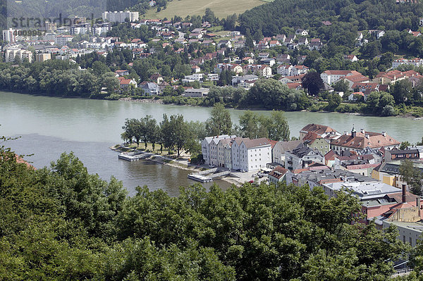 Blick von der Veste Oberhaus auf den Zusammenfluss von Donau und Inn  in Passau  Bayern  Deutschland  Europa