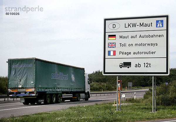 Hinweisschild an der Autobahn E29 zur geltenden LKW-Maut in Deutschland an der luxemburgisch-deutschen Grenze bei Schengen  Luxemburg  Europa