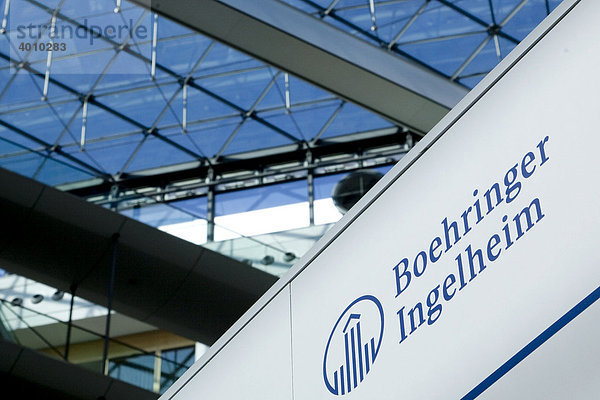 Innenansicht mit dem Foyer  Atrium  der Zentrale des Pharmaunternehmens Boehringer Ingelheim GmbH in Ingelheim  Rheinland-Pfalz  Deutschland  Europa