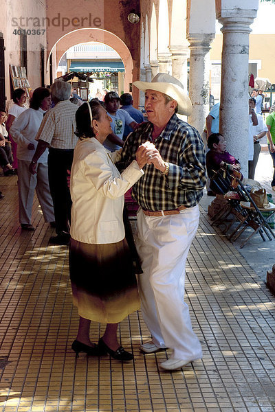Tanzmusik am Sonntagvormittag in Merida  Yucatan  Mexiko  Zentralamerika