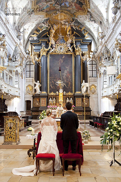 Brautpaar während einer Hochzeit in der Basilika Sankt Emmeram in Regensburg  Bayern  Deutschland  Europa