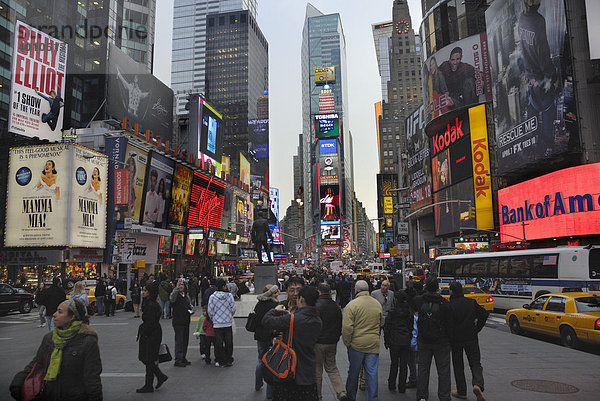 Touristen und Leuchtreklame Tafeln am Time Square  New York  USA