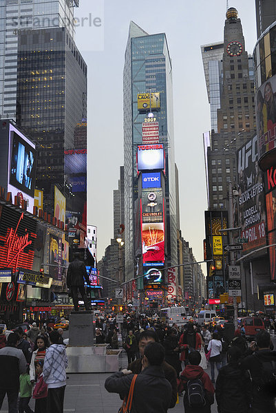 Touristen und Leuchtreklame am Time Square  New York  USA