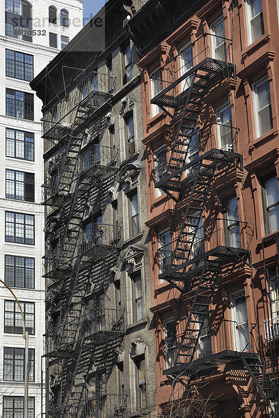 Alte Backsteingebäude mit Feuerleiter  New York  USA