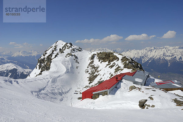 Eingeschneite Glungezer Hütte  Berghütte in hochalpinem Gelände  Glungezer Tuxer  Voralpen  Tirol  Österreich