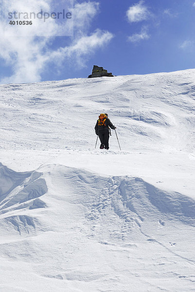 Bergsteiger  Skitourengeher beim Gipfelaufstieg in verschneitem Gelände  Glungezer Tuxer  Voralpen  Tirol  Österreich