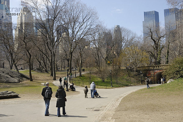 Spaziergänger im Central Park im Frühling  Manhattan  New York  USA