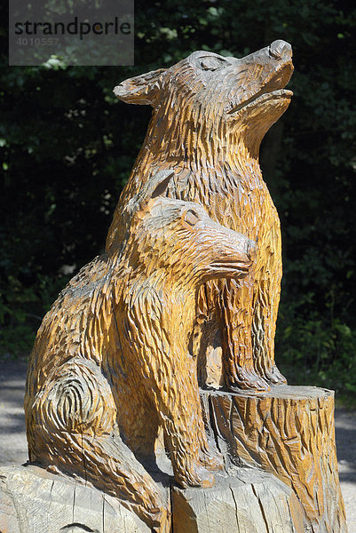 Holz-Skulptur heulender Wolf mit Jungwolf  Biosphären-Reservat Fischbach bei Dahn  Pfalz  Rheinland-Pfalz  Deutschland  Europa