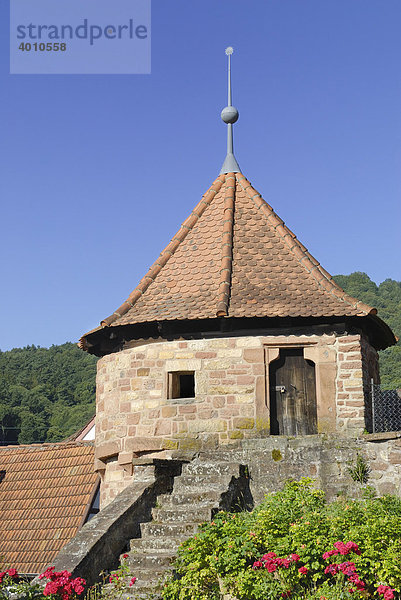 Wachturm einer mittelalterlichen Verteidigungsanlage einer Wehrkirche  Dörrenbach  Pfalz  Rheinland-Pfalz  Deutschland  Europa