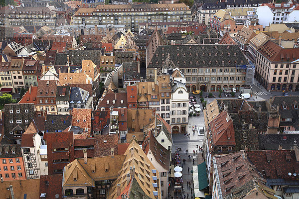 Dächer der Altstadt vom Turm des Münsters aus gesehen  Straßburg  Elsass  Frankreich