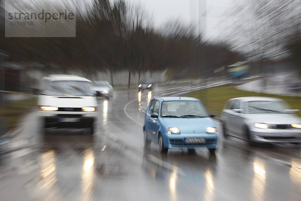 Autos im Regen  München  Bayern  Deutschland