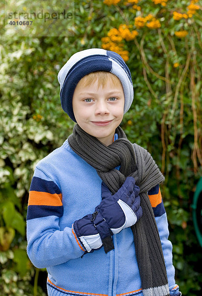 Ein Junge  6 Jahre  mit Mütze  Schal und Handschuhen