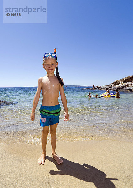 Ein Junge  6 Jahre  mit Schnorchel und Taucherbrille am Strand Sa Caletta  Ortschaft Portoscuso  Sardinien  Südwestküste  Italien  Europa