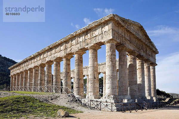 Der dorische Tempel von Segesta  Gesamtansicht  Sizilien  Italien  Südeuropa  Europa