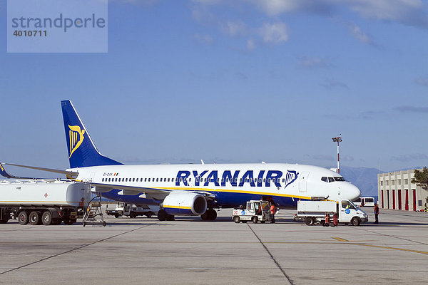 Eine Maschine der Ryanair auf dem Flughafen von Palermo  Sizilien  Italien  Europa