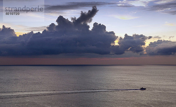 Wolken bilden sich über dem Meer abends Insel Phuket Südthailand Thailand Südostasien Asien