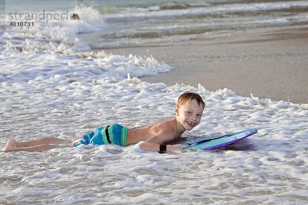 Ein Junge 6 Jahre mit seinem Schwimmbrett Nai Harn Beach Insel Phuket Südthailand Thailand Südostasien Asien