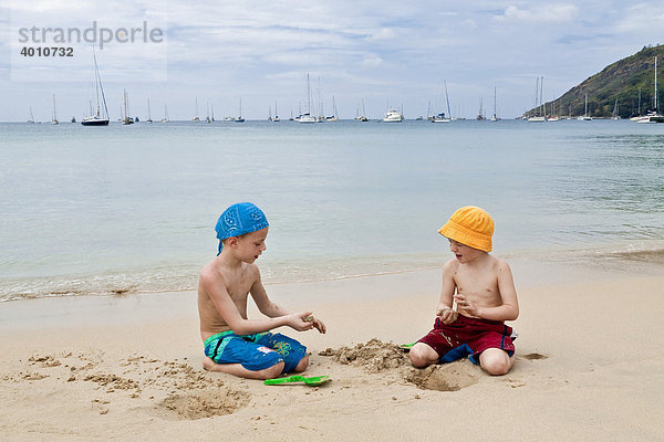 Zwei Jungen 5 und 6 Jahre spielen am Sandstrand Nai Harn Beach Insel Phuket Südthailand Thailand Südostasien Asien