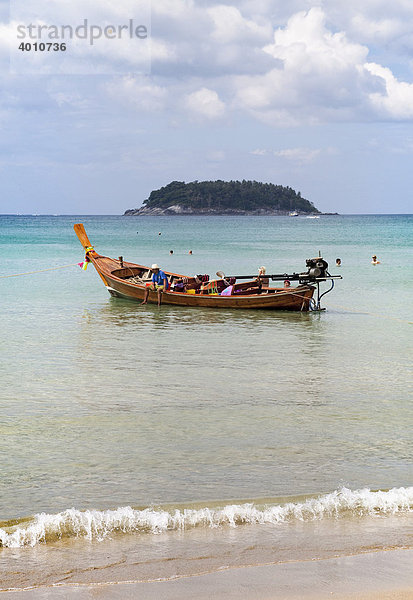 Ein Logtailboot in Strandnähe Kata Insel Phuket Südthailand Thailand Südostasien Asien