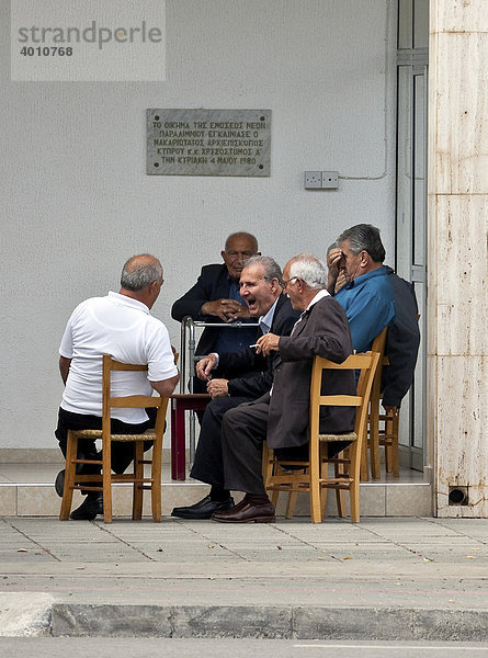 Alte Männer beim Plaudern  Paralimni  Zypern  Südzypern  griechisch  Europa