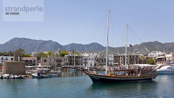 Ein Segelschiff im Hafen von Kyrenia  auch Girne  Nordzypern  Zypern  Europa