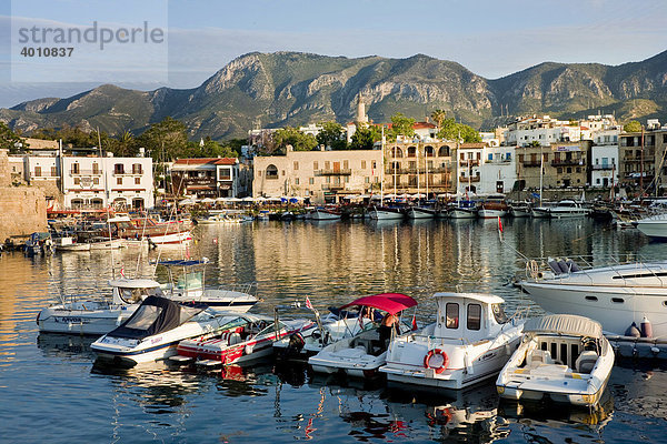 Abendstimmung am Fischerhafen von Kyrenia  auch Girne  Nordzypern  Zypern  Europa