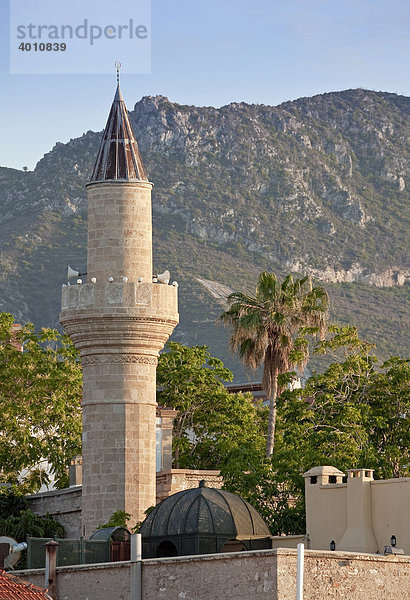 Das Minarett der Cafer Pasa Camisi  auch Cafer Pasha Mosque  Kyrenia  auch Girne  Nordzypern  Zypern  Europa