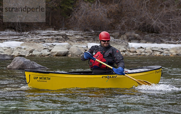 Wildwasser-Kanufahrer auf dem Takhini Fluss mit Helm und Rettungsweste  Yukon Territory  Kanada  Nordamerika