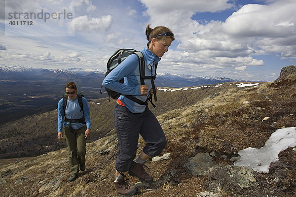 Zwei wandernde Frauen  Berg Mt. Lorne und Berge des Pacific Coast Gebirges dahinter  Yukon Territory  Kanada  Nordamerika