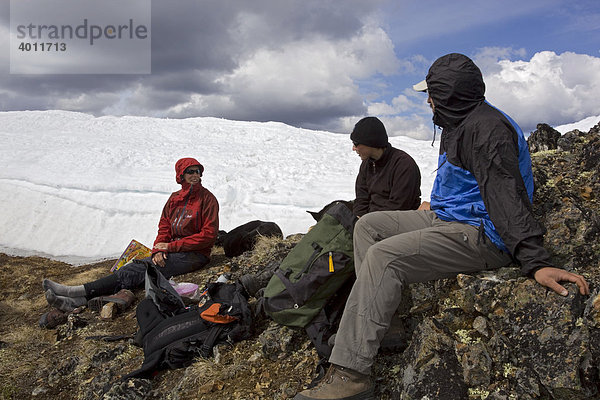 Gruppe von Wanderern macht Rast  Berg Mt. Lorne und Berge des Pacific Coast Gebirges dahinter  Yukon Territory  Kanada  Nordamerika