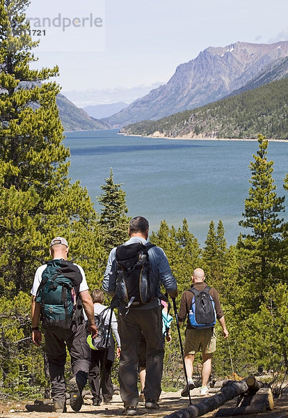 Wandergruppe beim Abstieg in Richtung der historischen Stadt Bennett  Klondike-Goldrausch  hinten der Bennett See  Chilkoot Pass  Chilkoot Trail  Yukon  Britisch-Kolumbien  Kanada