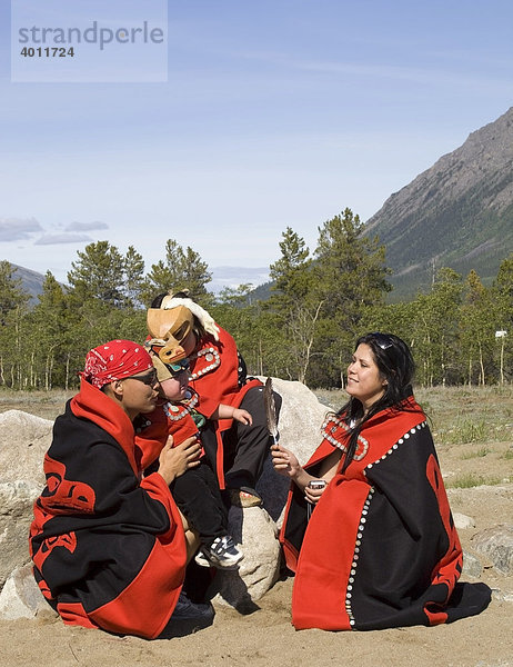 Mitglieder des Carcross-Tagish First Nation Indianerstammes  Familie in traditioneller Kleidung feiert den National Aboriginal Day  den Nationalfeiertag der Ureinwohner  Tlingit-Athapaskan  Carcross  Yukon  Britisch-Kolumbien  Kanada