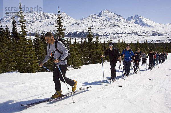 Skilehrer und eine Gruppe von Kindern auf einem Skiausflug  Yukon-Outdoor-School Programm  White Pass  Chilkoot Pass  Chilkoot Trail  Britisch-Kolumbien  Kanada