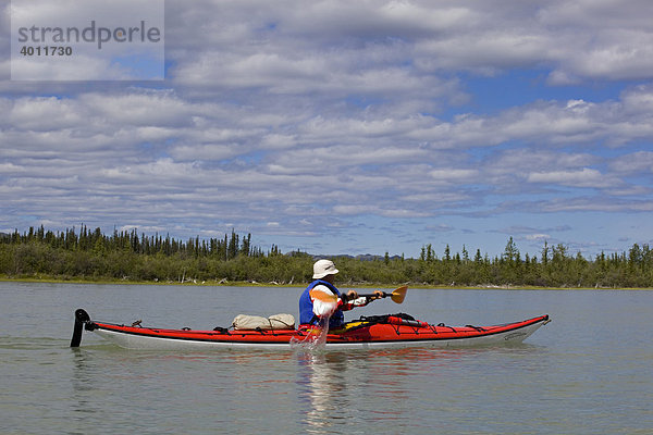 Mann paddelt in einem Seekajak auf dem Yukon River in der Nähe vom Lake Laberge See  Yukon Territory  Kanada